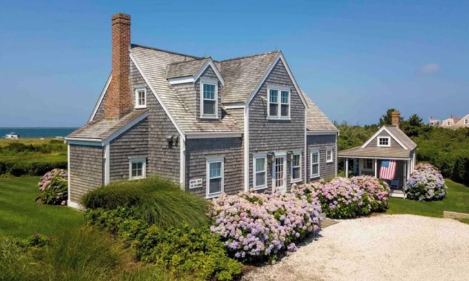 Wauwinet Casa | Superb quality cottage situated on Wauwinet Harbor with abounding view.