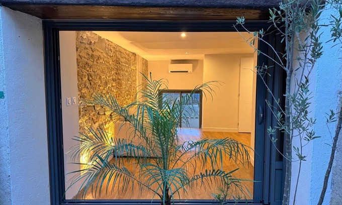 Balaruc-le-Vieux Apartamento | Superb renovated studio in medieval house with terrace and view of Thau lagoon