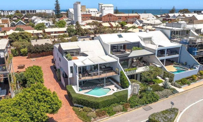 North Fremantle Casa | Superb Riverfront 3-Storey Home with Pool, deck and space