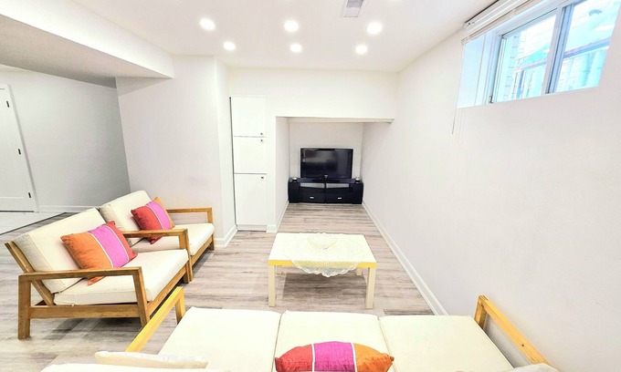 Thornhill Apartamento | Superb Spacious 2 Bedroom Bsmt with Parking