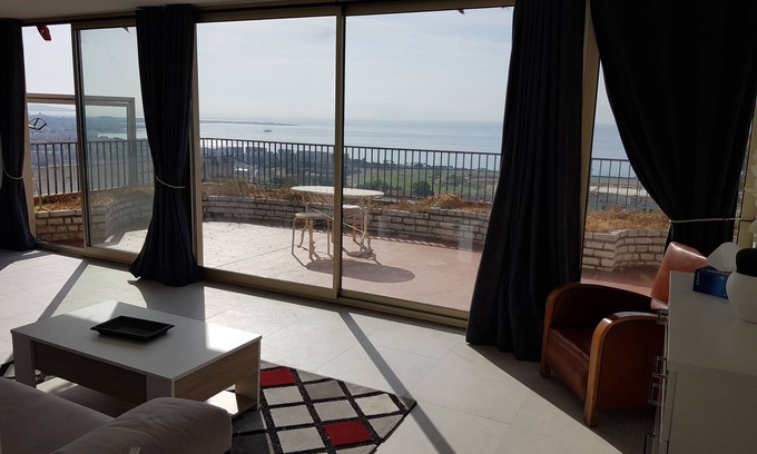 Bastide Giraud Apartamento | Superb studio, panoramic sea view. Pool currently out of service.