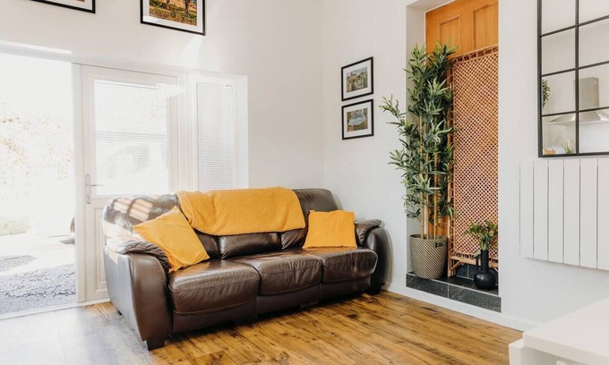 Caldicot Casa | Superb Tiny Home. Super fast Wi-Fi. Parking.