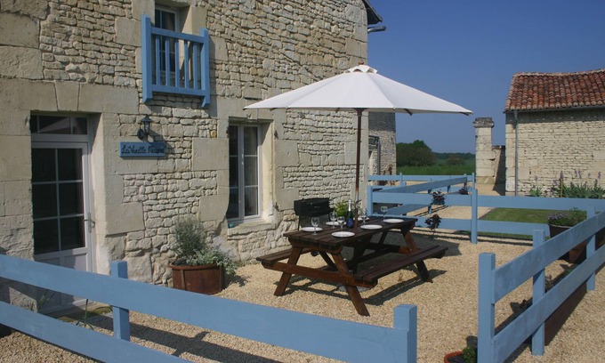 Princay Casa | Magnífica casa rural de 3 dormitorios recientemente convertida con piscina en Loire / Vienne border