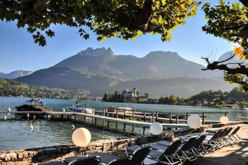 Duingt Apartamento | Superbe Duplex les pieds dans l'eau Vue Lac et Château avec Plage et parking Privés