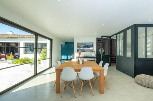 La Flotte Villa | Superbe maison d'architecte autour de sa piscine chauffée
