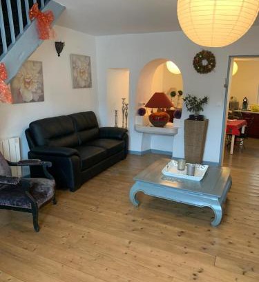 Saint-Cere Apartamento | SUPERBE TRIPLEX MEUBLÉ TOUT CONFORT HYPER CENTRE ST CÉRÉ 3 CHAMBRES WIFI 120 M2 8 pers max