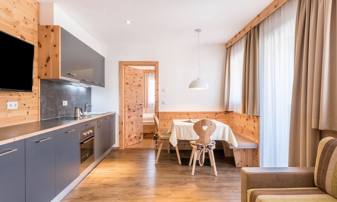 Gudon Apartamento | Superior apartamento vacacional 'Marialisa Tulpe' con vistas a la montaña, jacuzzi y Wi-Fi