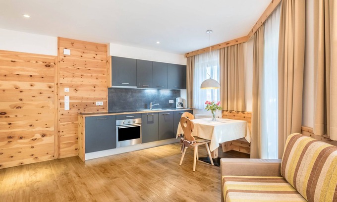 Gudon Apartamento | Apartamento superior 'Marialisa Apt Rose' con vistas a la montaña, jacuzzi y wifi