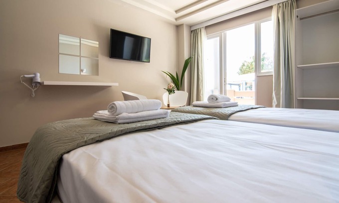 Kato Stalos Hotel | HOTEL FRENTE AL MAR GIROGIALI