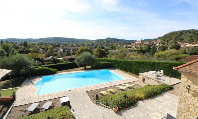 Castels Casa | Superior stone property and guests house with huge pool set in medieval village