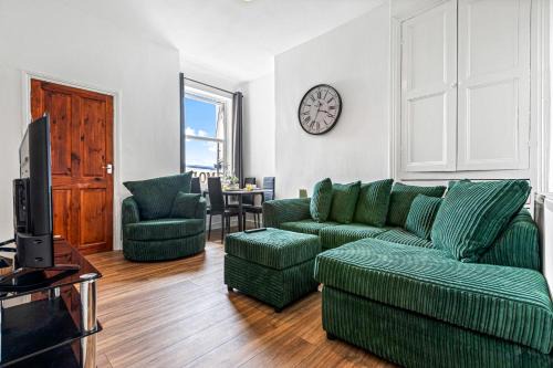 Derby Casa | Superking Beds, Smart TVs, Gigabit WiFi, Sleeps 6