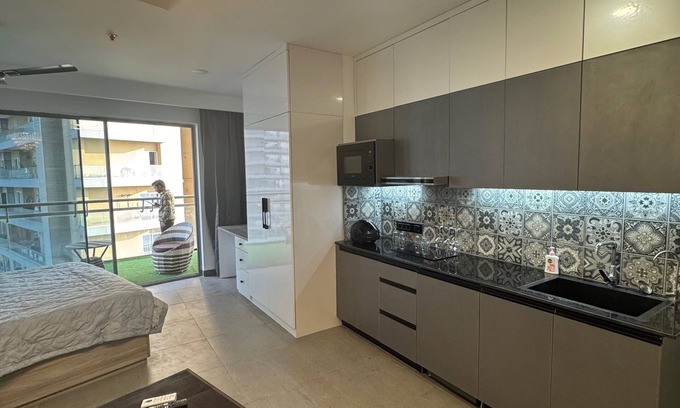Noida Apartamento | SUPERNOVA RETREATS Cozy 1-bedroom apartment with AC, WiFi in nice Noida