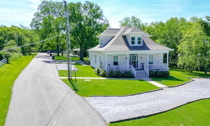 Franklin Casa | Superstar Country Retreat - Historic Franklin Home