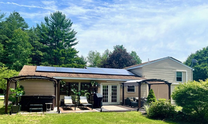 Queensbury Casa | SUPREMELY STYLISH HOME WITH HOT TUB, SAUNA, PLUNGE POOL, RESORT STYLE BACKYARD