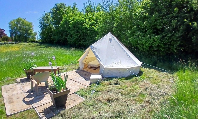 Ohey Cabina | "Sur les prés" is a tent set up in a meadow, 100% natural.