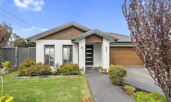 Sunderland Bay Casa | Surf Beachhouse is close to a fabulous surf beach