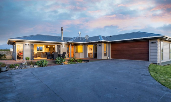 Warea Casa | SURF BREAK ON STENT: 4 BR, 2 BA House in Warea, Sleeps 7