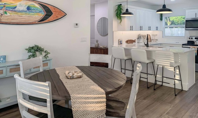 Tropic Casa | Surf Chic 3br, Firepit, Boating, Fishing, Beaches