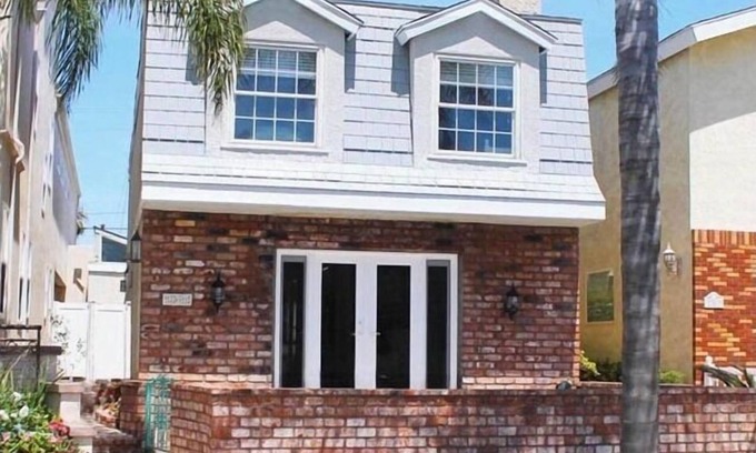 Huntington Beach Casa | Surf City Beach Cottage - 2 cuadras cortas a la playa. Ubicación tranquila en el centro de HB.