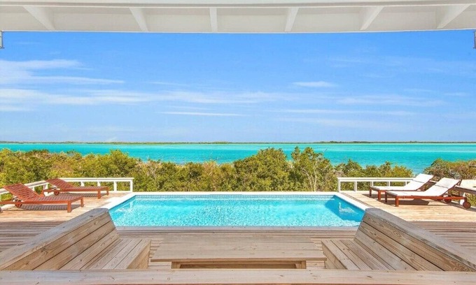 Hartswell Casa | Last minute opportunity! Surf House: 4BR Beachfront w/pool