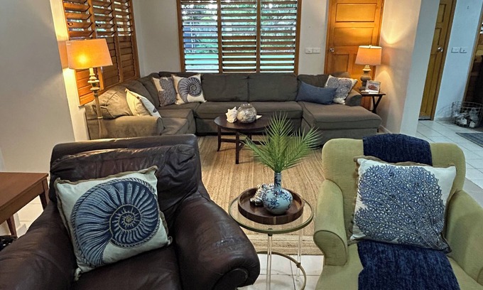 Qalito Island Casa | Surf Retreat: Spacious 6-bedroom house with AC, WiFi in charming Sonasali, Nadi