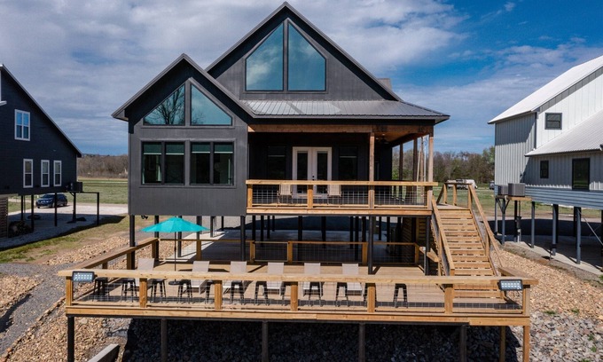 Glenwood Casa | Surf Shack on the Caddo: Sleeps 16 + Insta-Worthy!