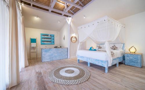 East Sumba Casa | Surfer - Single Room Bungalow with Queen Bed, Working Desk, Shower, FREE Access to Pool and Gym, Onsite SPA, Car-Bike-ATV Rental, Diving and Fishing