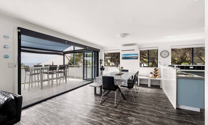 Yallingup Casa | Surfers Paradise Oceanview Garden Beach House