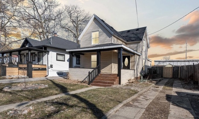 Lansing Casa | Surfs up I 4 BR I 2 BA I 4 King Beds