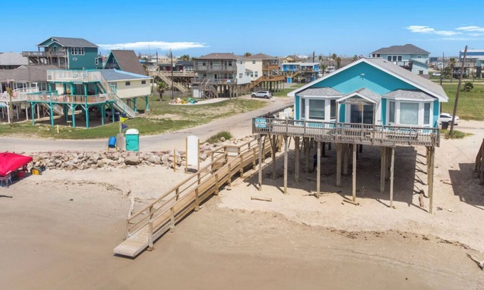 Surfside Beach Casa | Surfside Beachfront Dream. Waterfront. Family Reunion and Pet friendly!