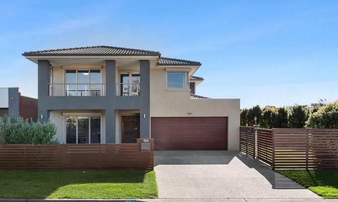 Ocean Grove Casa | Surfside Haven - 100m to beach - sleeps 12!
