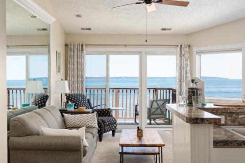 Traverse City Casa | Surreal Views #328 Beach Pool AC Hot Tub