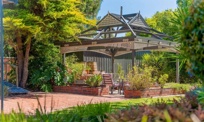 Kennington Casa | Surrey Family Home Furry Friends Welcome