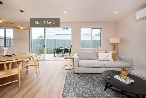 McCrae Casa | Surrey Sunset Sanctuary in McCrae