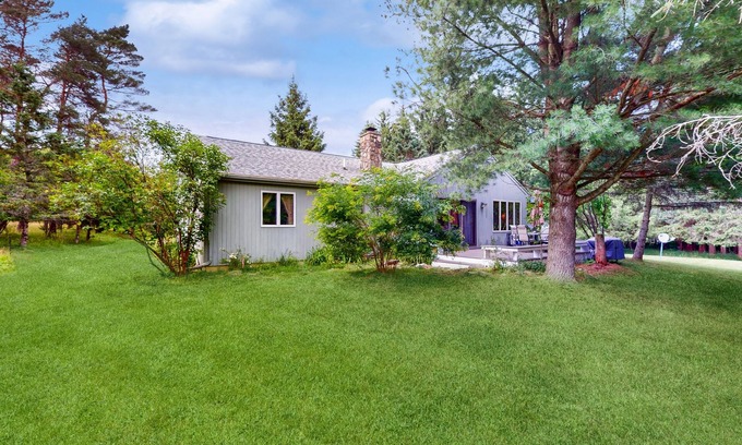 Bradford Casa | Surrounded by natural beauty with firepit & grill- in wine region