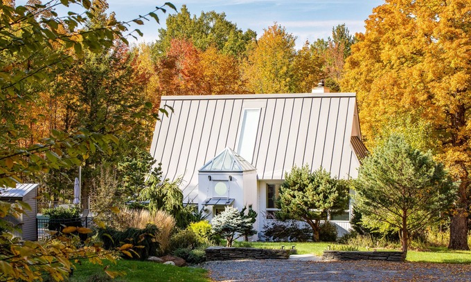 Stowe Casa | Surrounded by nature perfect for fall!
