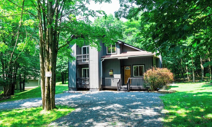 Briar Crest Woods Cabaña | Surrounded by nature! Private Lake, King Bed, Peaceful Deck & Game Room!