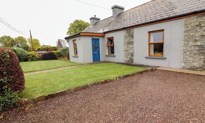 Kilgobnet Cabaña | SUSIE'S COTTAGE, pet friendly in Beaufort, County Kerry