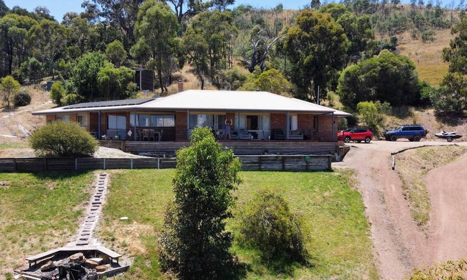 Bonnie Doon Casa | Sustainable retreat on 20 acres of lake hillside