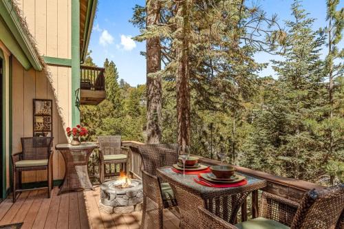 Lake Arrowhead Casa | Sutter Ln by AvantStay Beautifully Remodeled Kitchen4Cabin-Chic Bedrooms