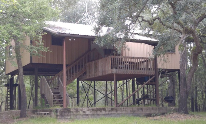 Branford Cabina | Cabaña del río Suwannee - 24 acres de bosque privado - 500 'Waterfront-Dock-Pets ATV OK