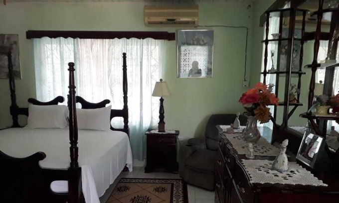 Lucea Cama Y Desayuno | Suzette's Homestay