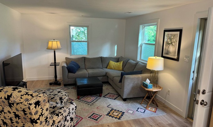 Lawrence Casa | Suzie’s Place—-Charming 2-bedroom house in Lawrence. Minutes north of Downtown.