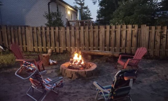 Wasaga Beach Cabaña | Suzy's Beach House (Walk to Beach)