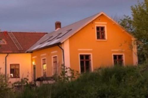 Kivik Casa | Svinaberga Skola. Eget boende i gammal skolsal.