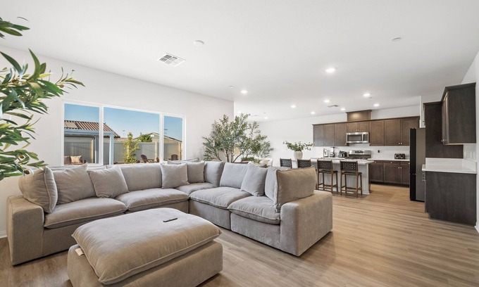 Pumpkin Center Casa | SW Bakersfield -New House! LUXE, New furniture & appliances