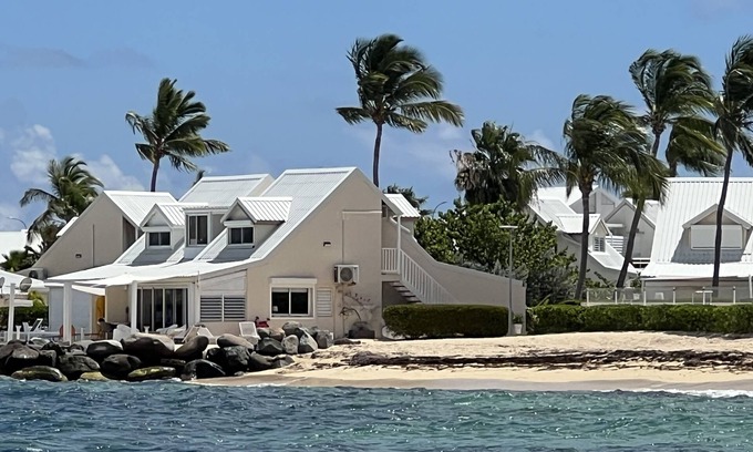 Nettle Bay Casa | Sweet Home SXM Baie Nettlé Feet in the water on the beach