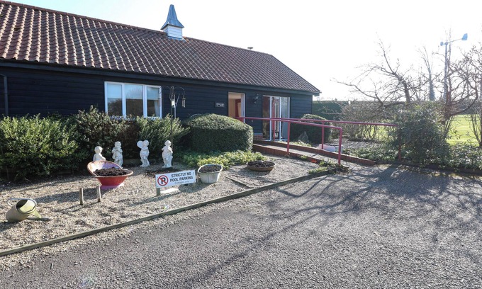 Halesworth Cabaña | SWALLOW BARN, family friendly, country holiday cottage in Halesworth
