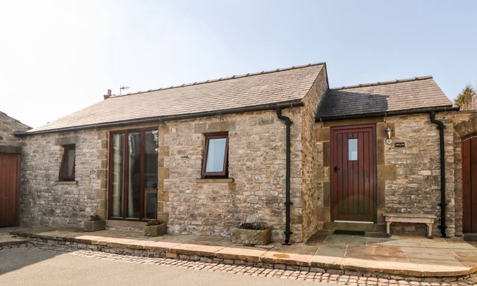 Millers Dale Cabaña | SWALLOW BARN, pet friendly, character holiday cottage in Priestcliffe