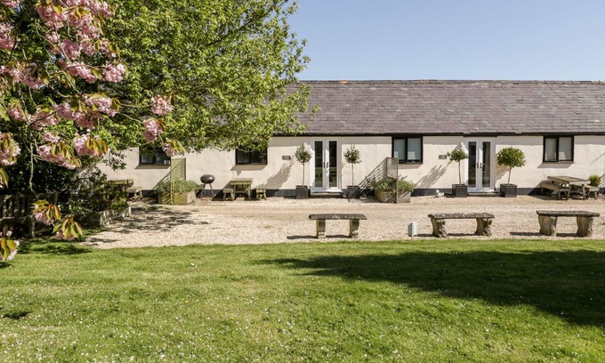 Sedgehill Cabaña | SWALLOW COTTAGE, pet friendly, character holiday cottage in Semley